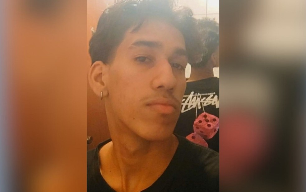 Joaquim Vinícius Aires Ramos, de 17 anos, morreu após levar um choque enquanto usava o celular conectado na tomada, em Itumbiara — Foto: Reprodução/TV Anhanguera
