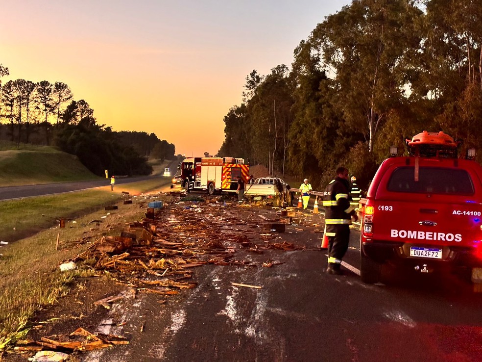Carga de mel ficou espalhada na Rodovia Raposo Tavares (SP-270), em Regente Feijó (SP) — Foto: Polícia Rodoviária