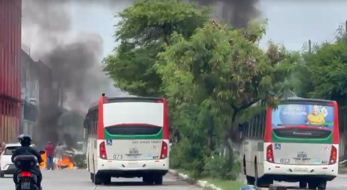 Protesto interdita Avenida Sul e causa engarrafamento no Centro do Recife; VÍDEO
