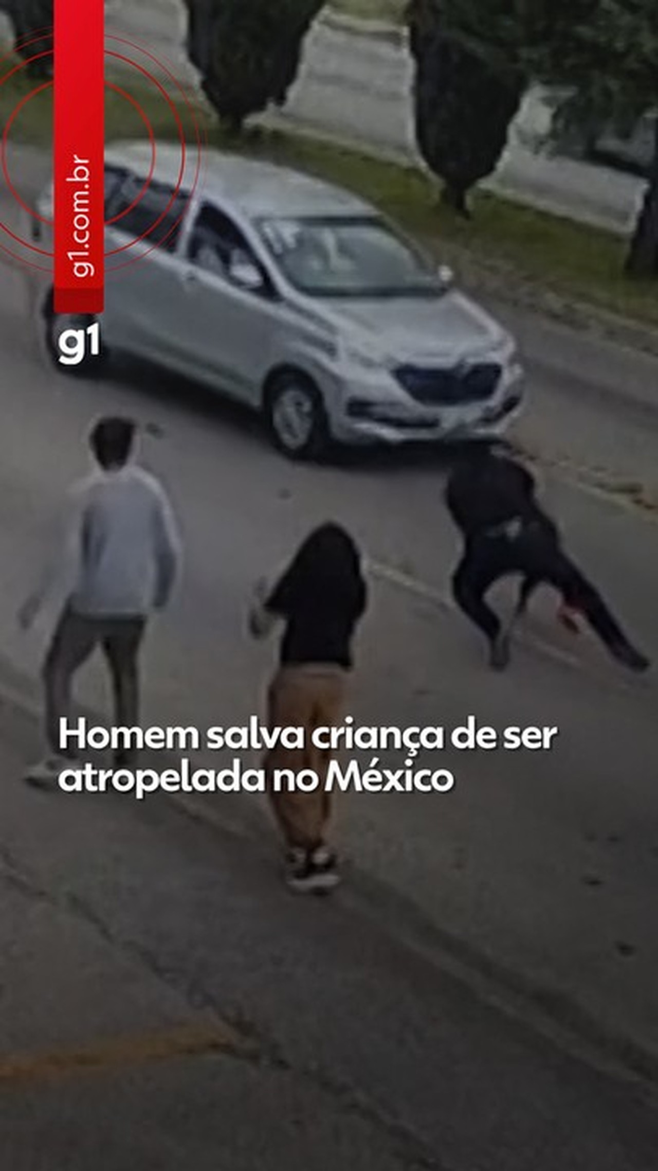 VÍDEO: Homem se joga em avenida e salva criança de ser atropelada no México