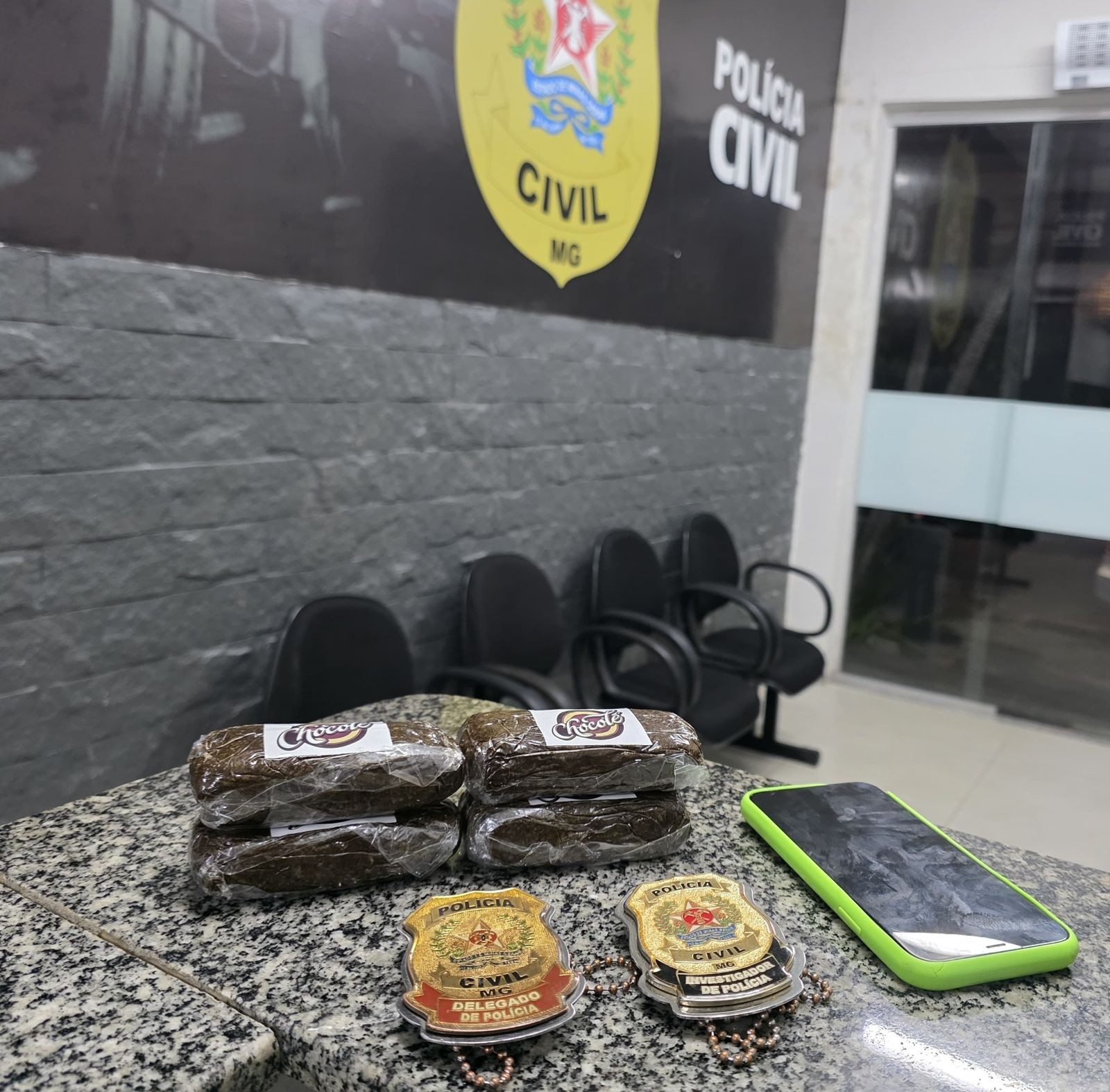 Suspeito de trazer drogas do RJ pula em rio para fugir da polícia, mas acaba preso em Muriaé