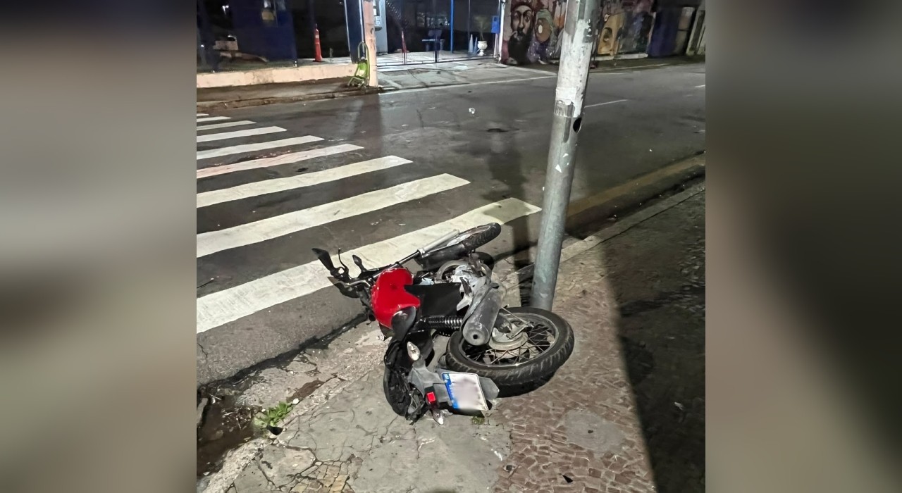 Motociclista avança sinal vermelho, bate em ônibus e garupa morre em Jundiaí 