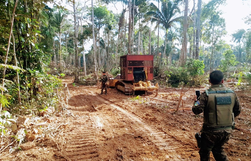 Máquinas estavam sendo usadas para desmatar área de floresta — Foto: Reprodução/BPA