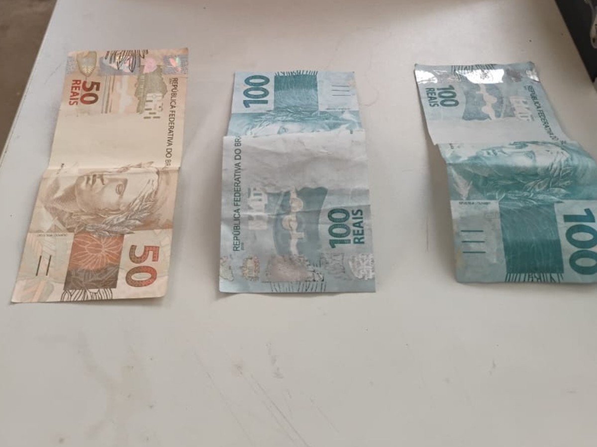Pão, macarrão e refrigerante: dupla é presa suspeita de usar notas falsas em compras baratas em MG