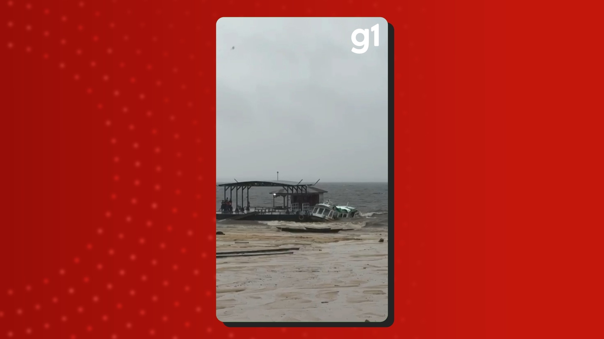 VÍDEO: Lancha escolar naufraga durante forte temporal no município de Alvarães, no interior do AM