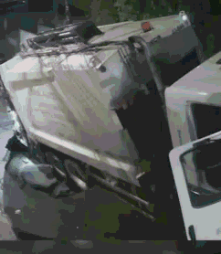 VÍDEO: caminhão de lixo é ‘engolido’ por cratera que se abre no asfalto em Osasco, na Grande SP