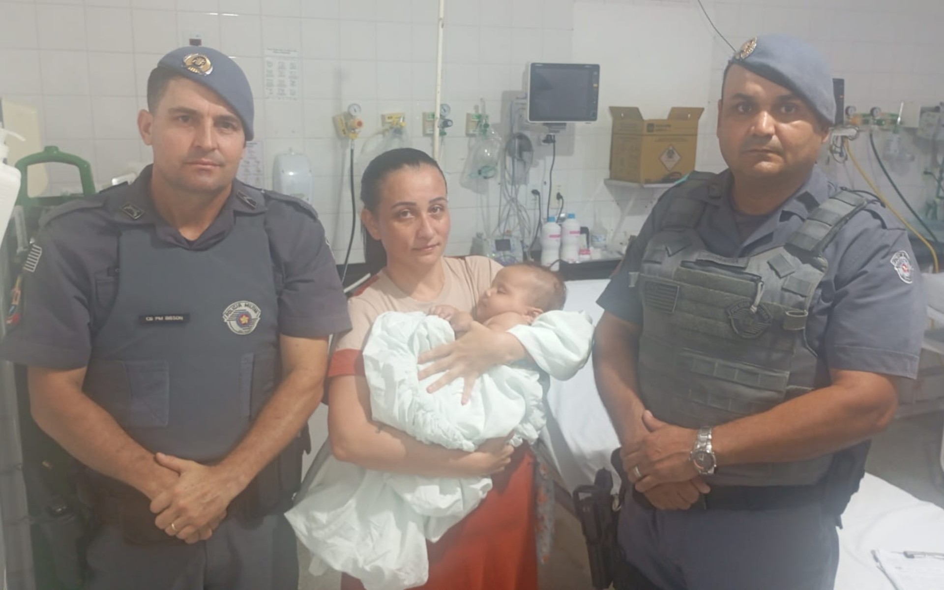 Bebê de 4 meses engasga com leite e é salvo por policiais militares no interior de SP