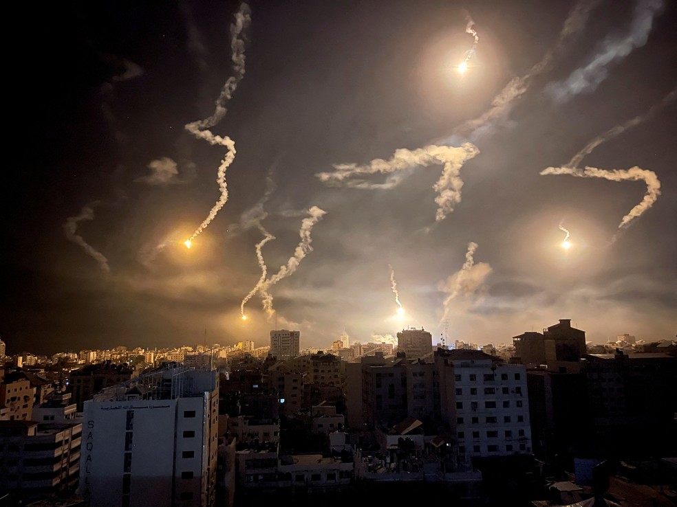 Rastros de projéteis em Gaza, em 6 de novembro de 2023 — Foto: Mohammed Al-Masri/Reuters