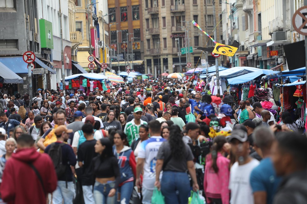 Consumidores na Rua 25 de Março, ponto de encontro para quem busca compras — Foto: Renato S. Cerqueira/Futura Press/Estadão Conteúdo
