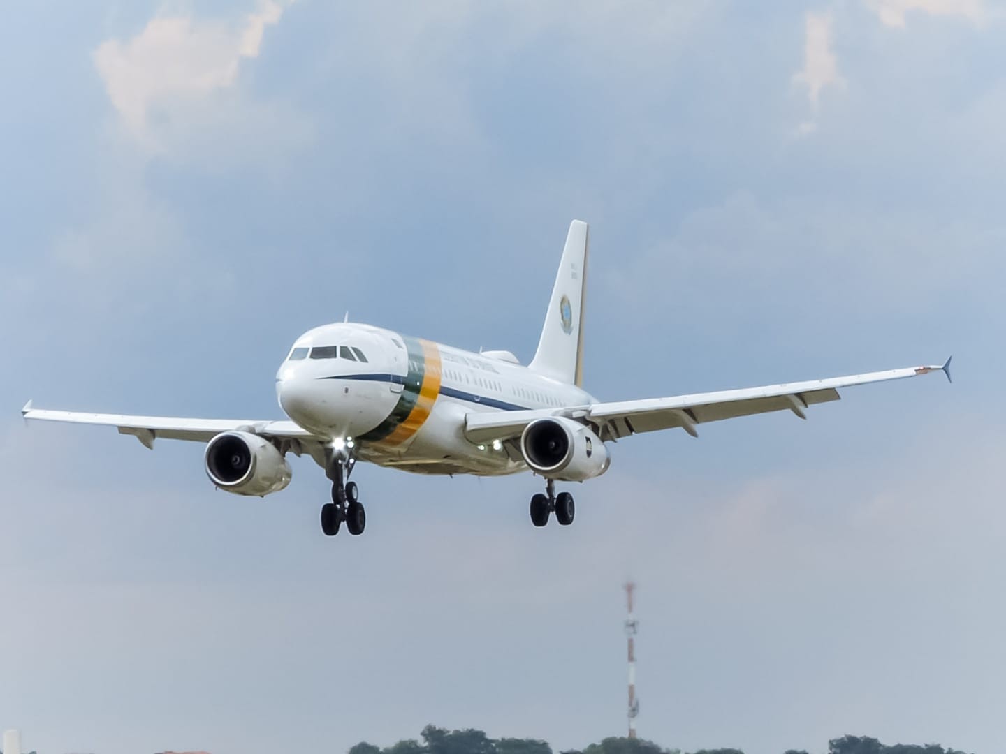 Avião do presidente Lula arremete na primeira tentativa de pousar em aeroporto de Sorocaba e aterrissa normalmente em seguida; vídeo