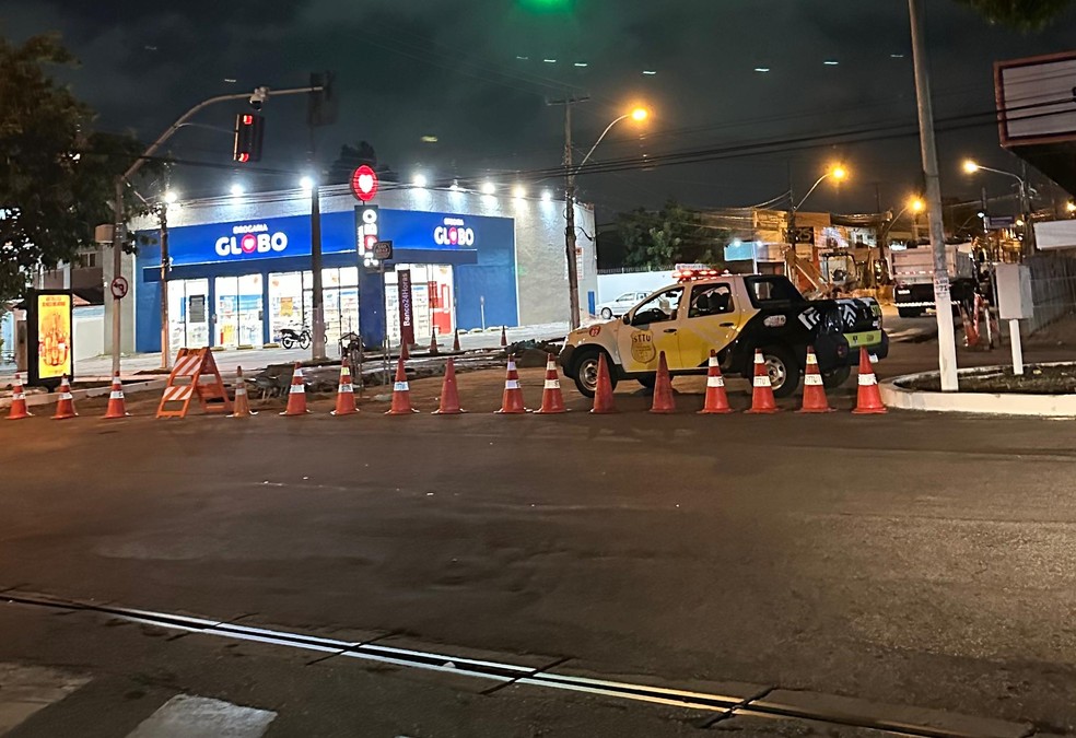 Interdição no cruzamento da avenida Interventor Mário Câmara com a avenida Alexandrino de Alencar, em Natal — Foto: STTU/Divulgação