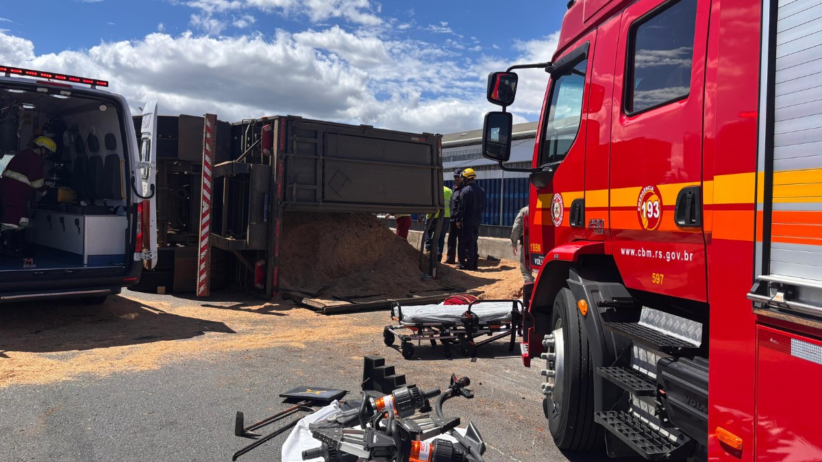 Carreta carregada com serragem tomba e carga soterra motorista de carro que passava ao lado, no RS