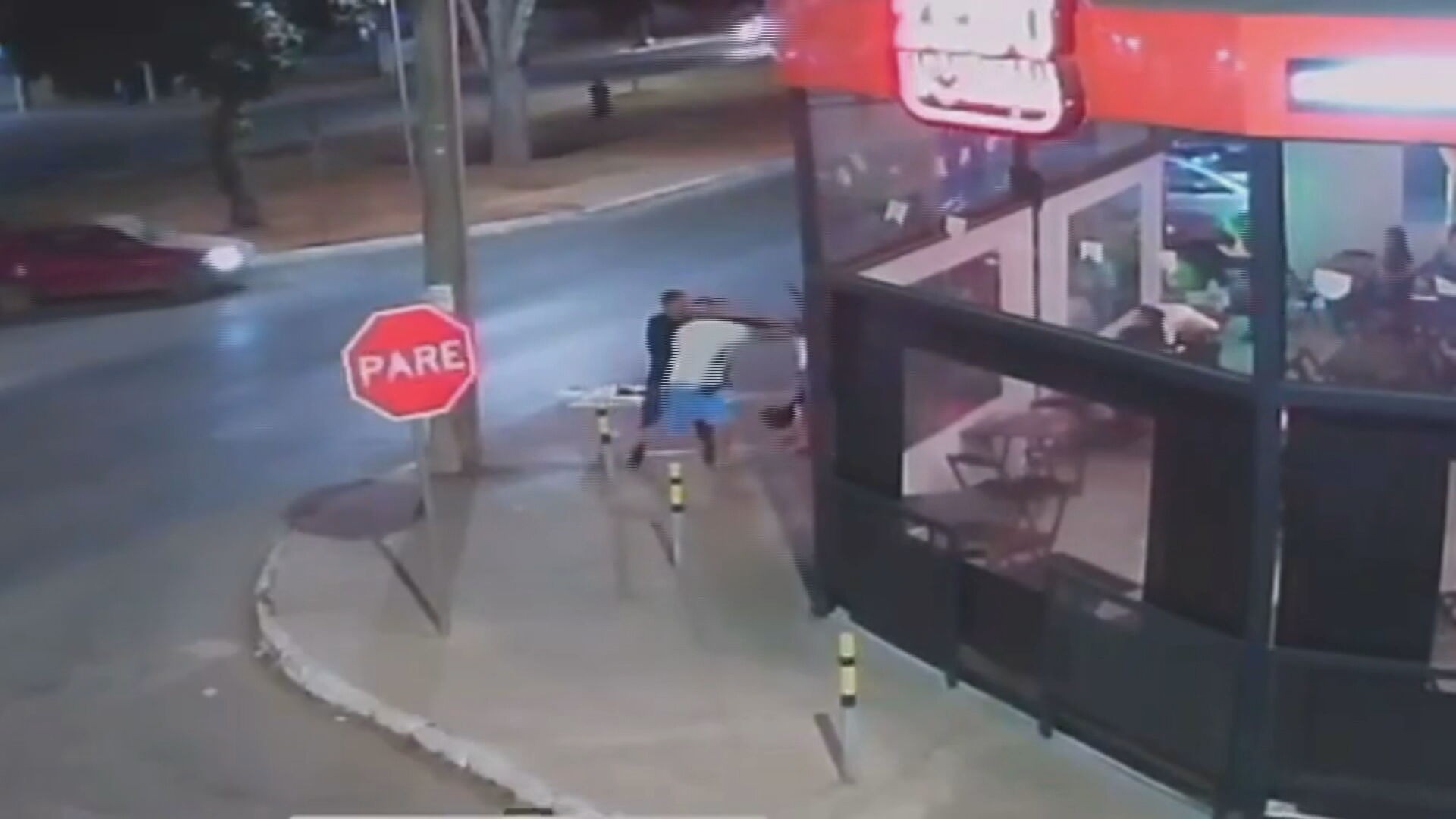 Homem é esfaqueado após criticar presença de criança em distribuidora de bebidas no DF; VÍDEO