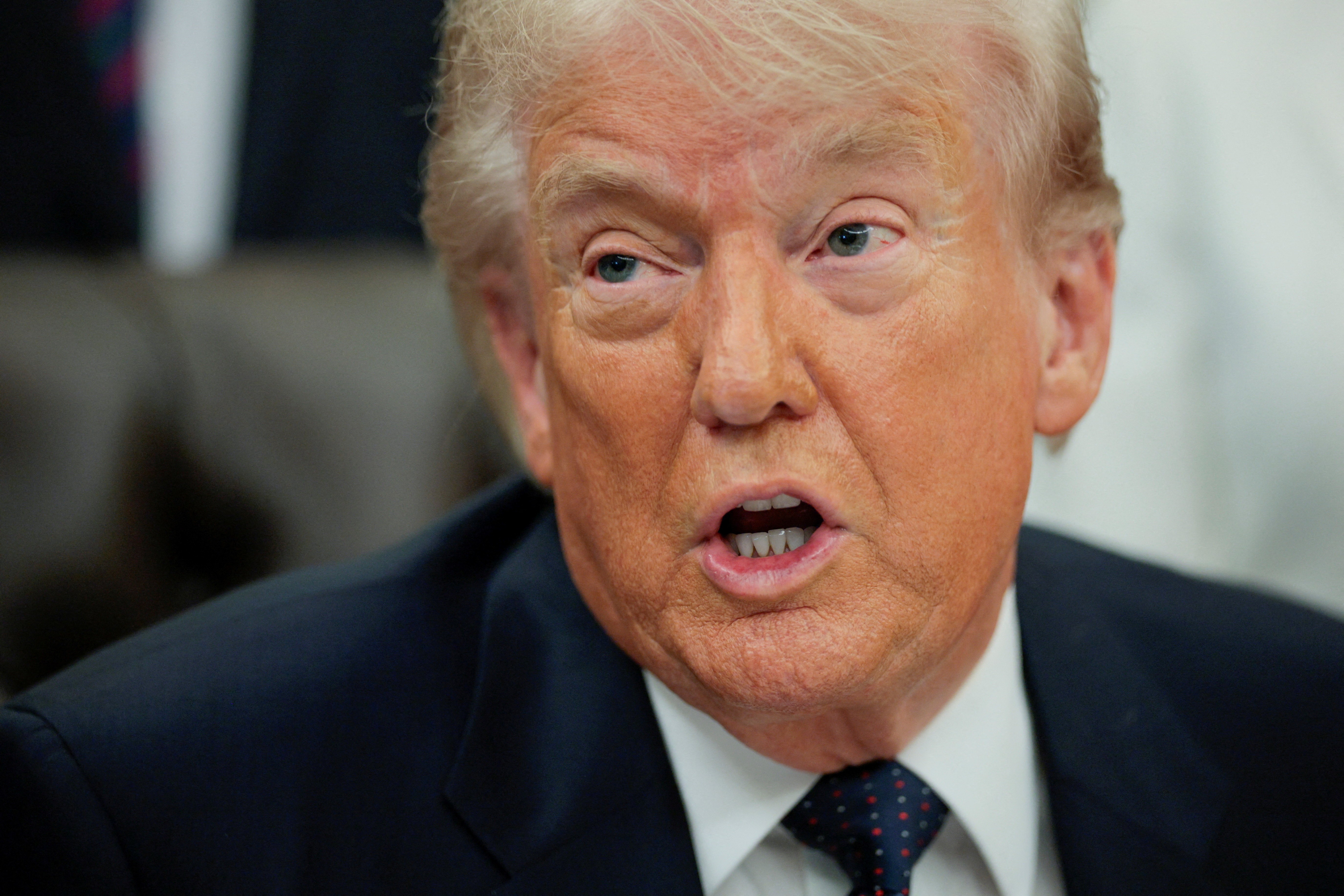 Trump convoca reunião com seu gabinete em retiro isolado para discutir o Irã