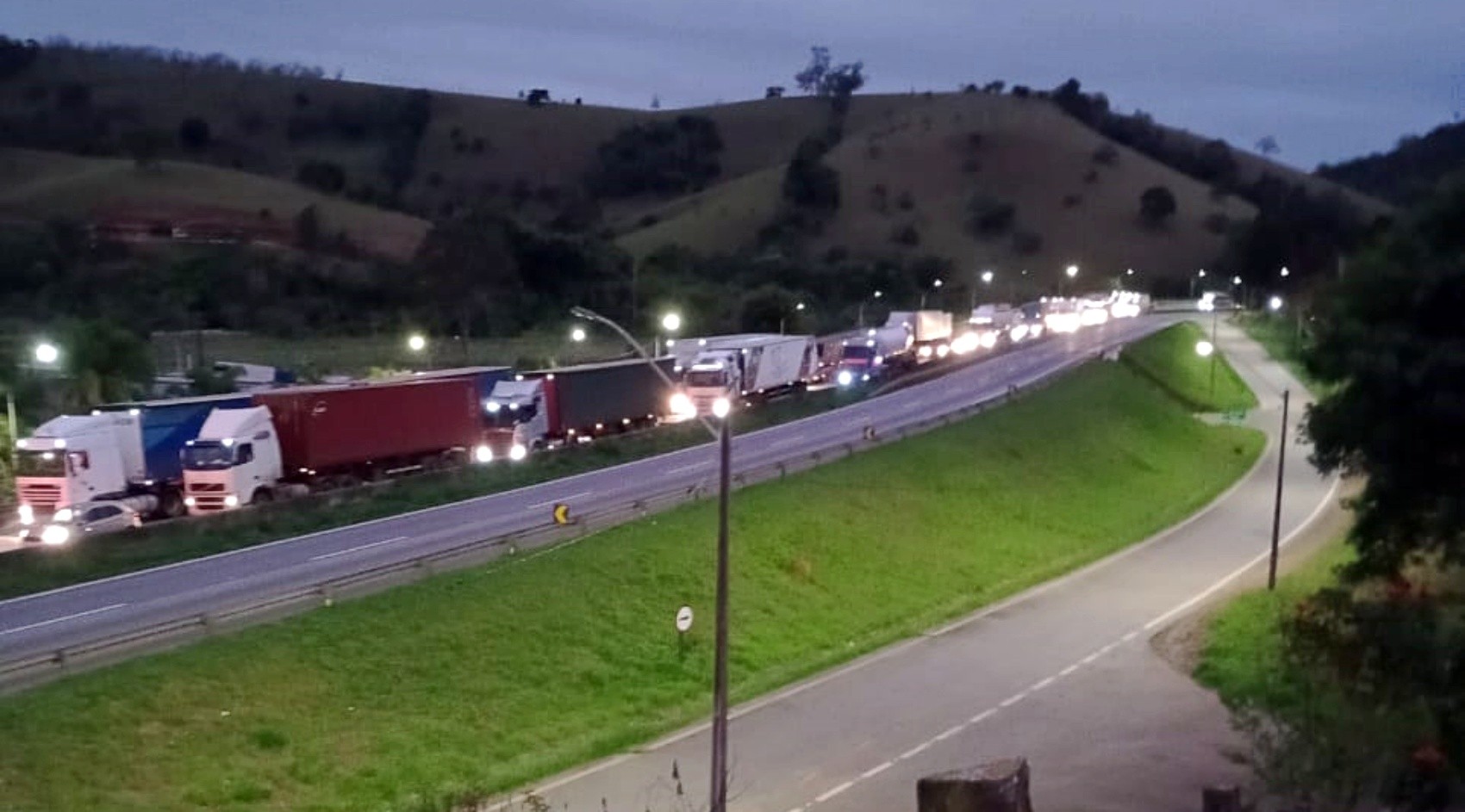 Carreta bate em canteiro central, pega fogo e congestiona a Rodovia Fernão Dias, no Sul de Minas