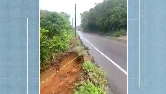 Trecho da rodovia PB-018 é interditado por risco de deslizamento, no Conde, na Paraíba