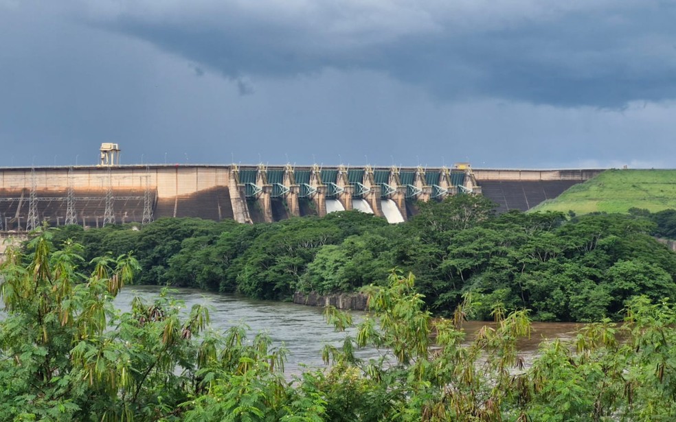 Comportas da Usina Marimbondo em Ic&eacute;m (SP) se abrem e &aacute;gua jorra com for&ccedil;a, criando um verdadeiro espet&aacute;culo &mdash; Foto: TV TEM/Reprodu&ccedil;&atilde;o