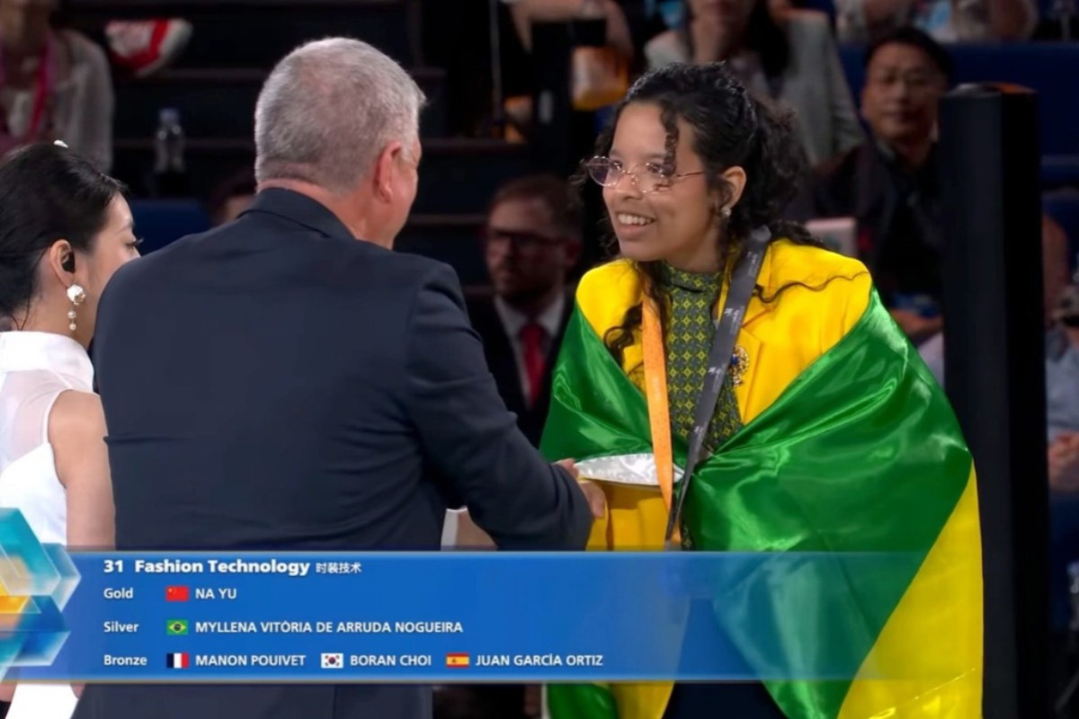 Jovem de MT que aprendeu a costurar com o pai ganha prata em mundial na China