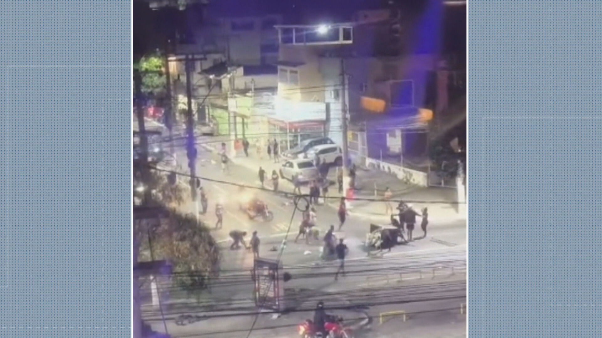 Protesto em Niterói após operação da PM tem tiroteio e ônibus usados como barricadas