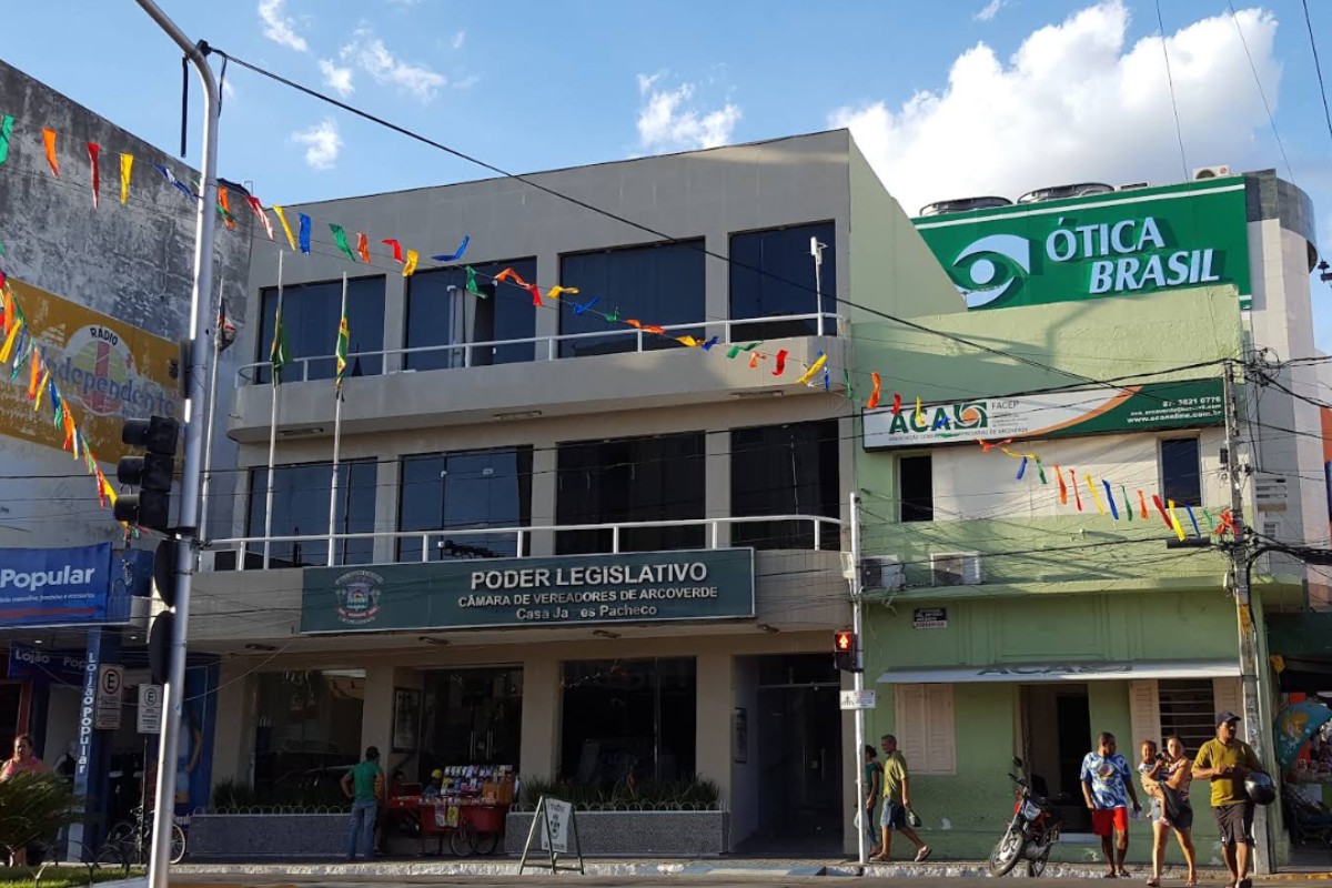 Ex-vice-prefeito e advogado se envolvem em confusão na Câmara de Arcoverde; VÍDEO