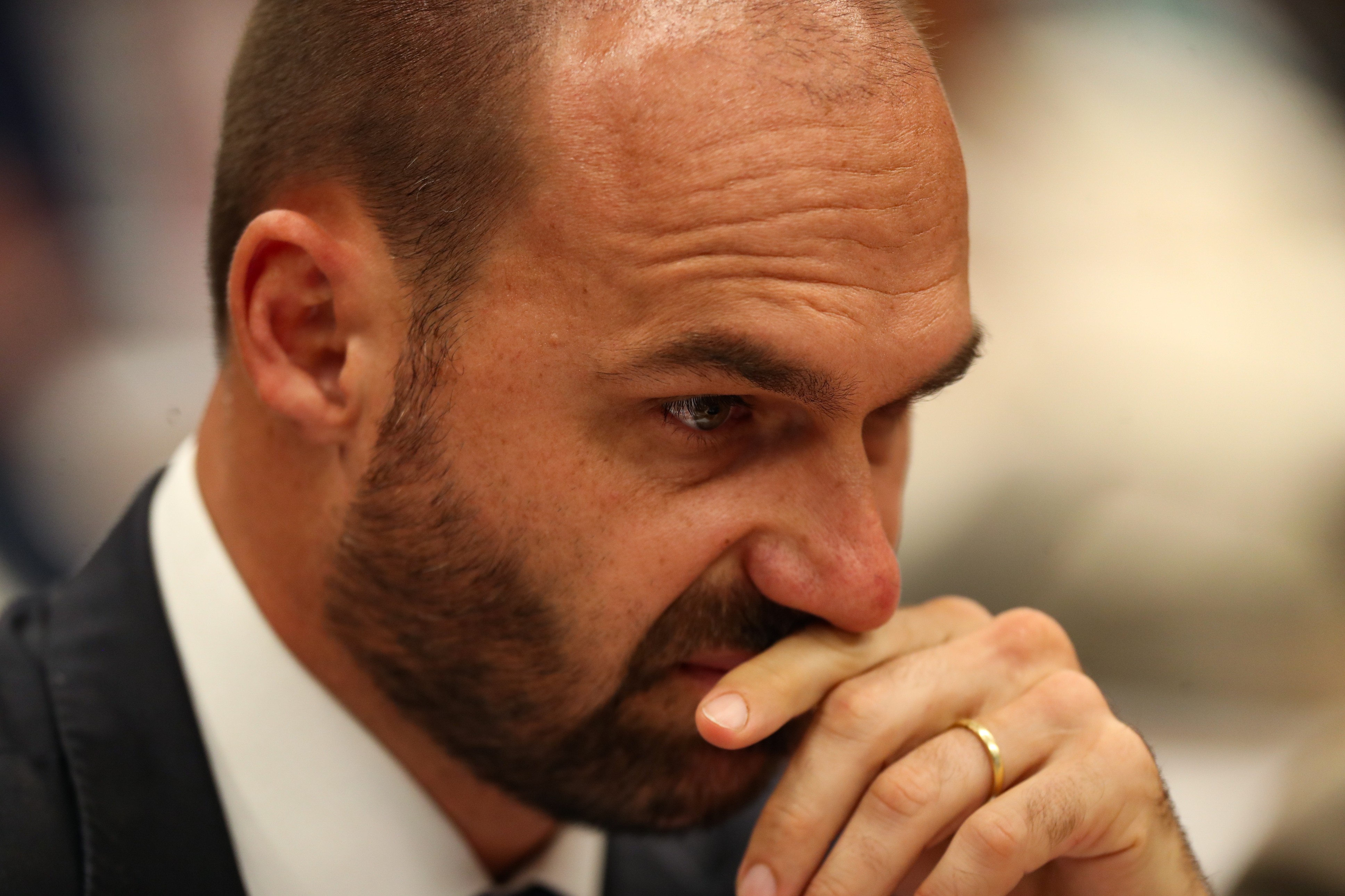 AGU pede a Moraes que investimentos suspeitos feitos antes de tarifaço de Trump sejam investigados em inquérito contra Eduardo Bolsonaro 
