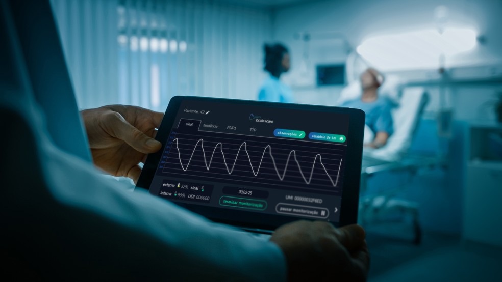 Tablet exibindo a pressão intracraniana em tempo real.  — Foto: Divulgação/Brain4Care