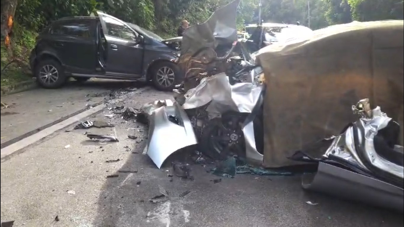 Engavetamento na BR-116 mata dois e deixa três feridos na Serra Rio-Teresópolis