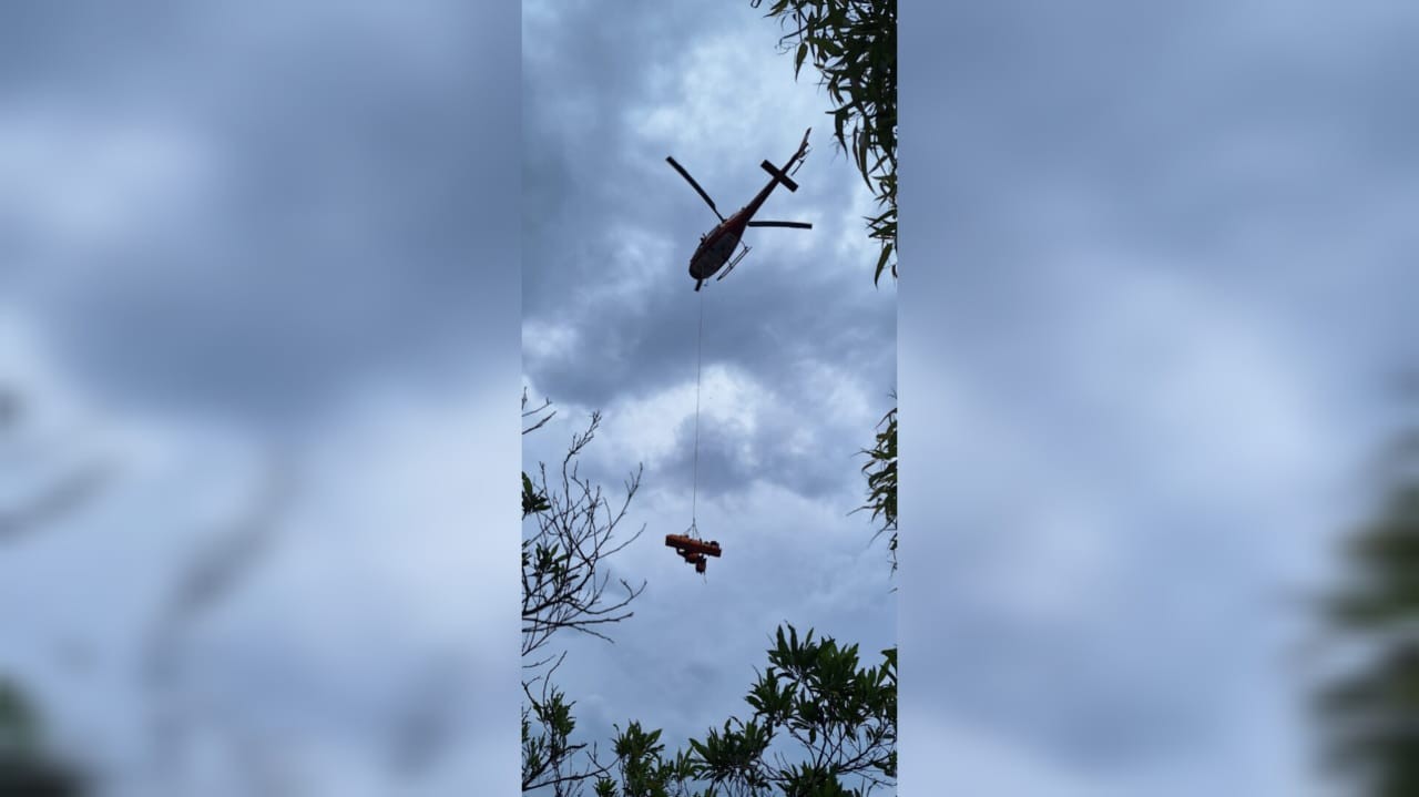 Idosa sofre queda em trilha e é resgatada de helicóptero em Bombinhas; VÍDEO