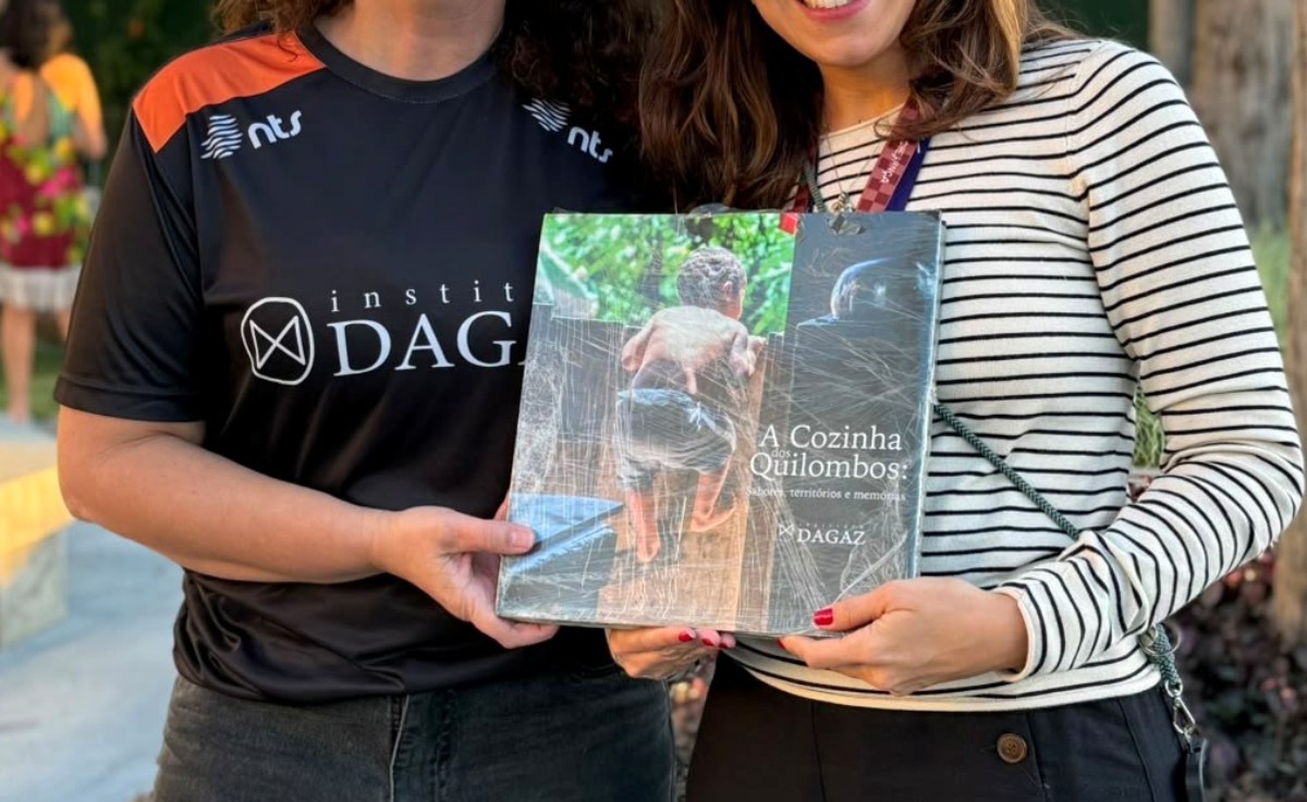 Museu Vassouras recebe exemplar de livro sobre história e culinária de quilombola