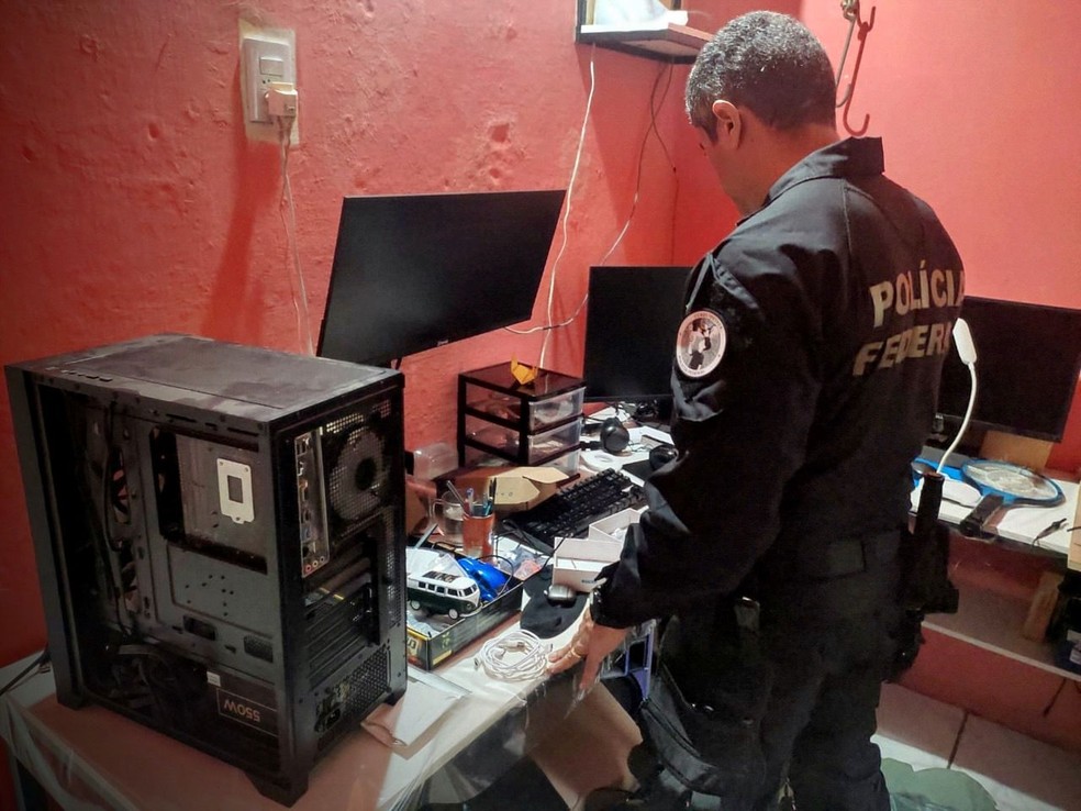 Homem é preso pela PF em Maracanaú por suspeita de compartilhar imagens de abuso infantil na internet por 9 anos. — Foto: Polícia Federal/ Divulgação