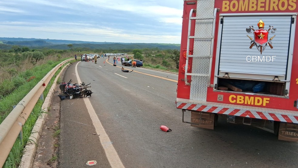 Motociclista morre em acidente com carro na BR-251 — Foto: CBMDF/Divulgação