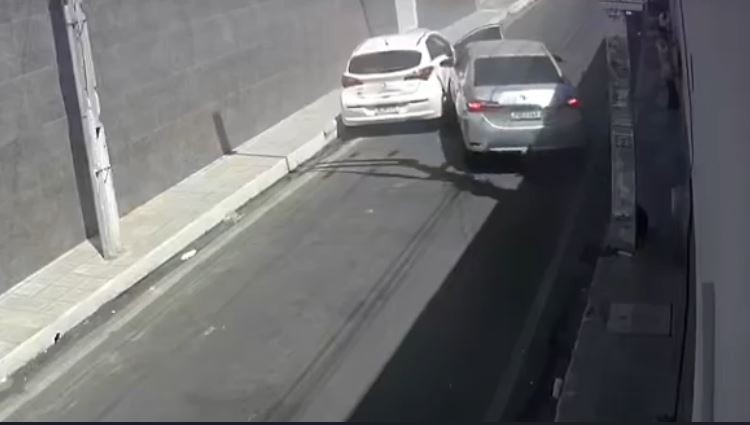 VÍDEO: Homem persegue e bate o carro propositalmente em veículo de mulher no Ceará