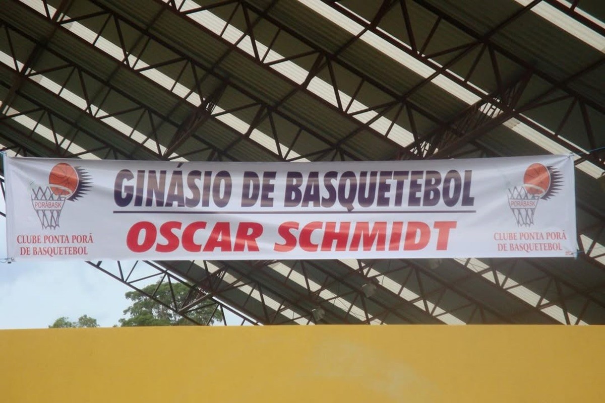Encontro com lenda do basquete transforma sonho em realidade e quadra de terra vira ginásio em MS