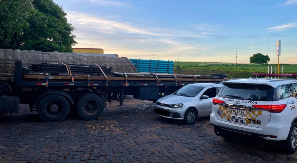 Polícia Rodoviária recupera caminhão furtado com carga de chapas de aço avaliada em mais de R$ 127 mil, em Regente Feijó (SP) — Foto: Polícia Militar Rodoviária