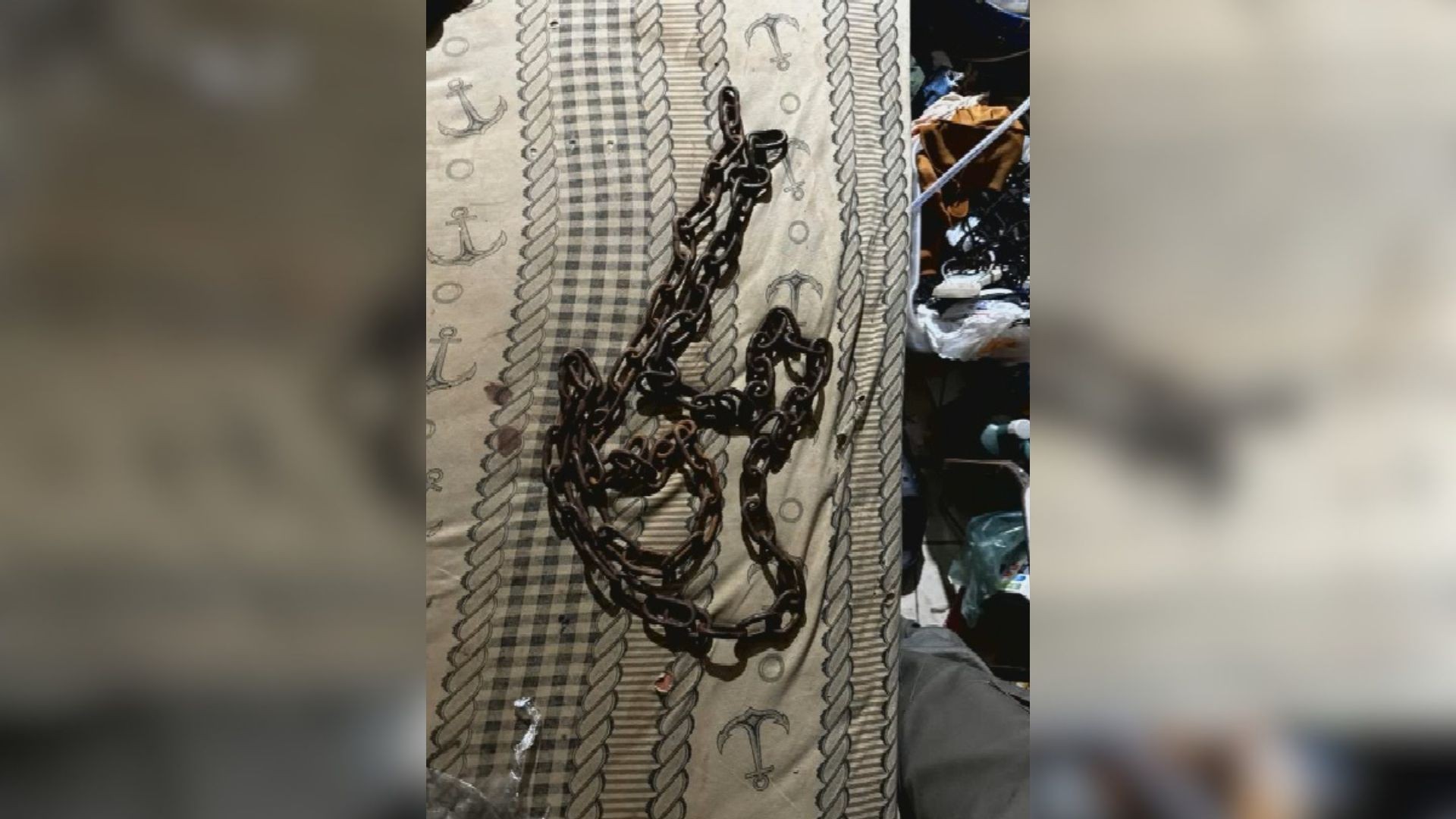 Adolescente mantido acorrentado a sofá e trancado sozinho é resgatado