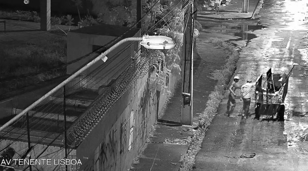 Homens foram abordados quando fugiam levando o material furtado em um carrinho. — Foto: Reprodução