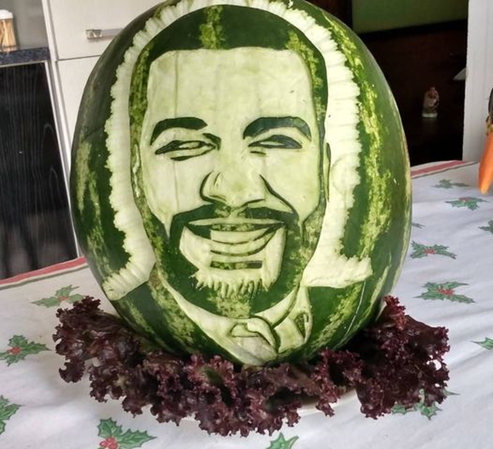 Moradora de Sorocaba (SP) esculpiu o rosto do apresentador Thiago Ariosi em melancia — Foto: Arquivo pessoal