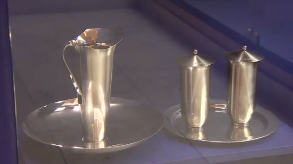 Objetos utilizados por papa Francisco estão no museu do Santuário Nacional — Foto: Reprodução/TV Vanguarda