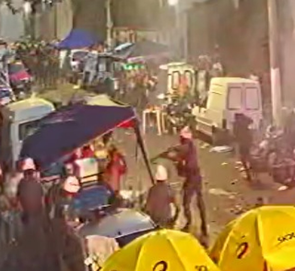Outro PM aponta arma para homem durante a confusão — Foto: Reprodução