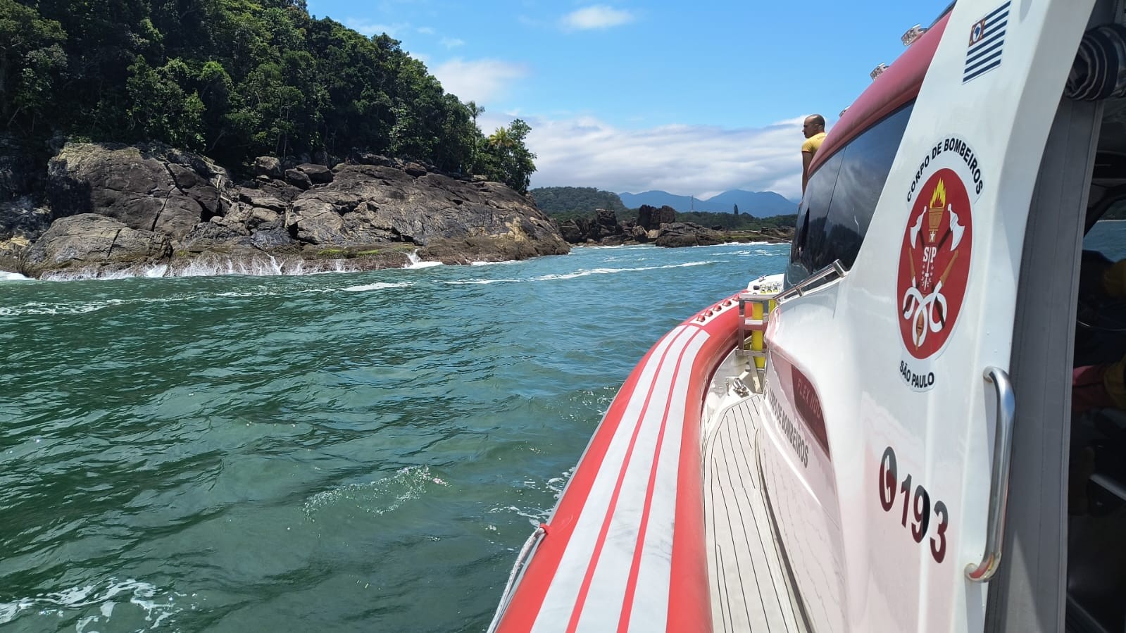 Bombeiros retomam buscas por turista que se afogou na Barra do Sahy, em São Sebastião