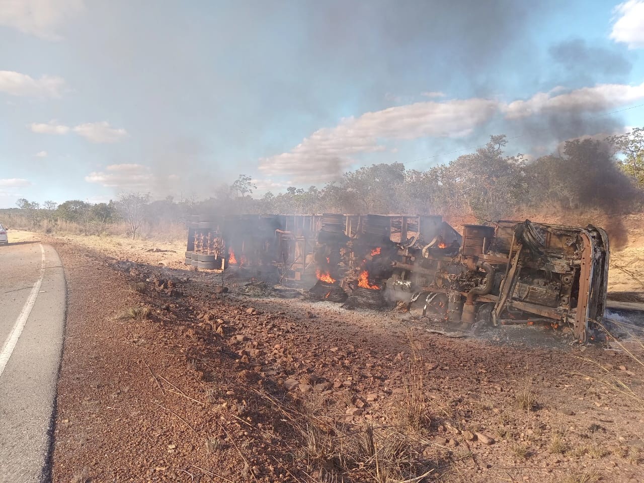 Fogo às margens da MGC-479 atinge caminhão carregado com 50 toneladas de soja 