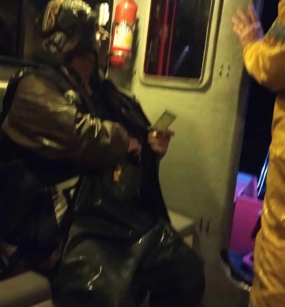 Homem é resgatado após ficar 9 horas à deriva no mar em lancha de 3 metros na chuva e frio em SC; VÍDEO — Foto: CBMSC/Divulgação