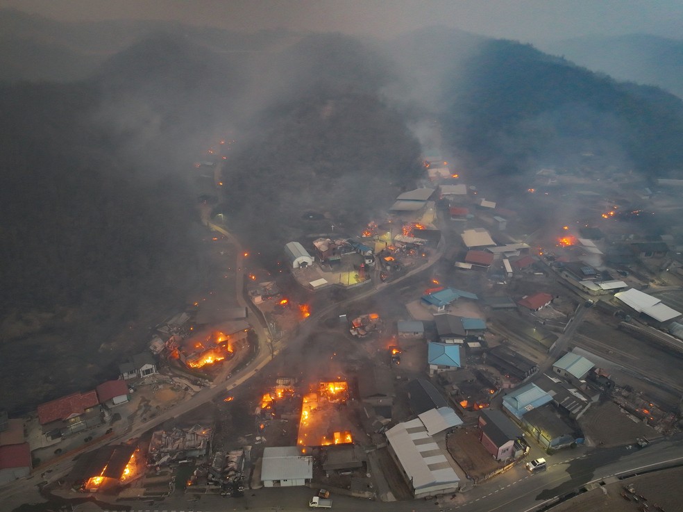 Incêndio avança contra bairro sul-coreano, em 25 de março de 2025 — Foto: Yonhap via REUTERS