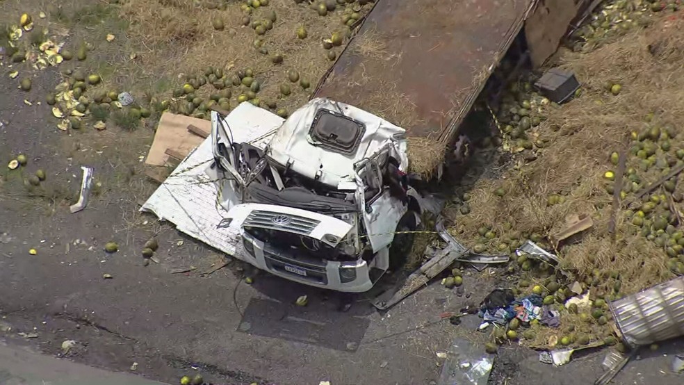 Motorista de caminhão morre em acidente na BR-381, em Ravena/MG (dezembro/24) — Foto: Reprodução/TV Globo