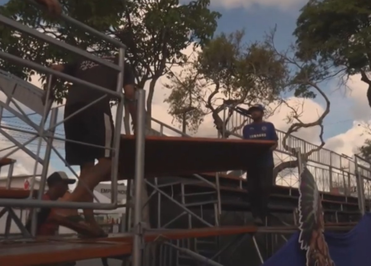 Reparo em arquibancada do Carnaval Tradição é concluído após suspensão de desfiles