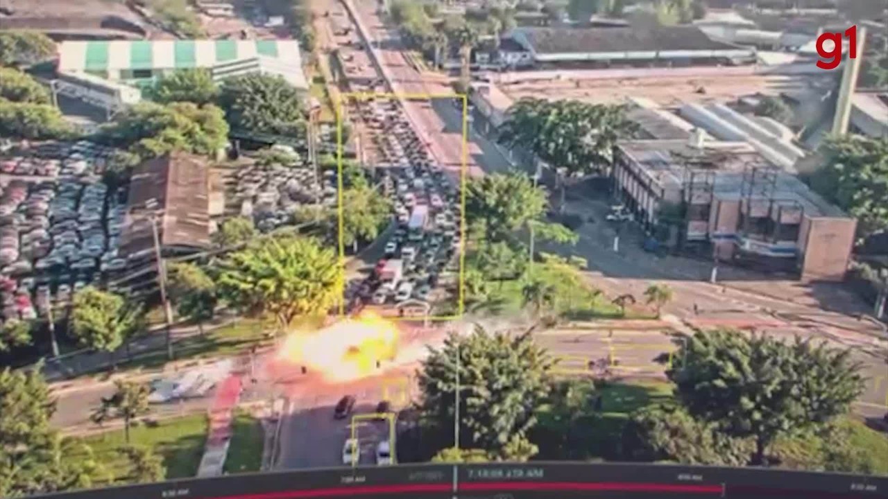 Avião de pequeno porte King Air cai em avenida na Barra Funda, Zona Oeste de São Paulo, bate em ônibus e deixa 2 mortos