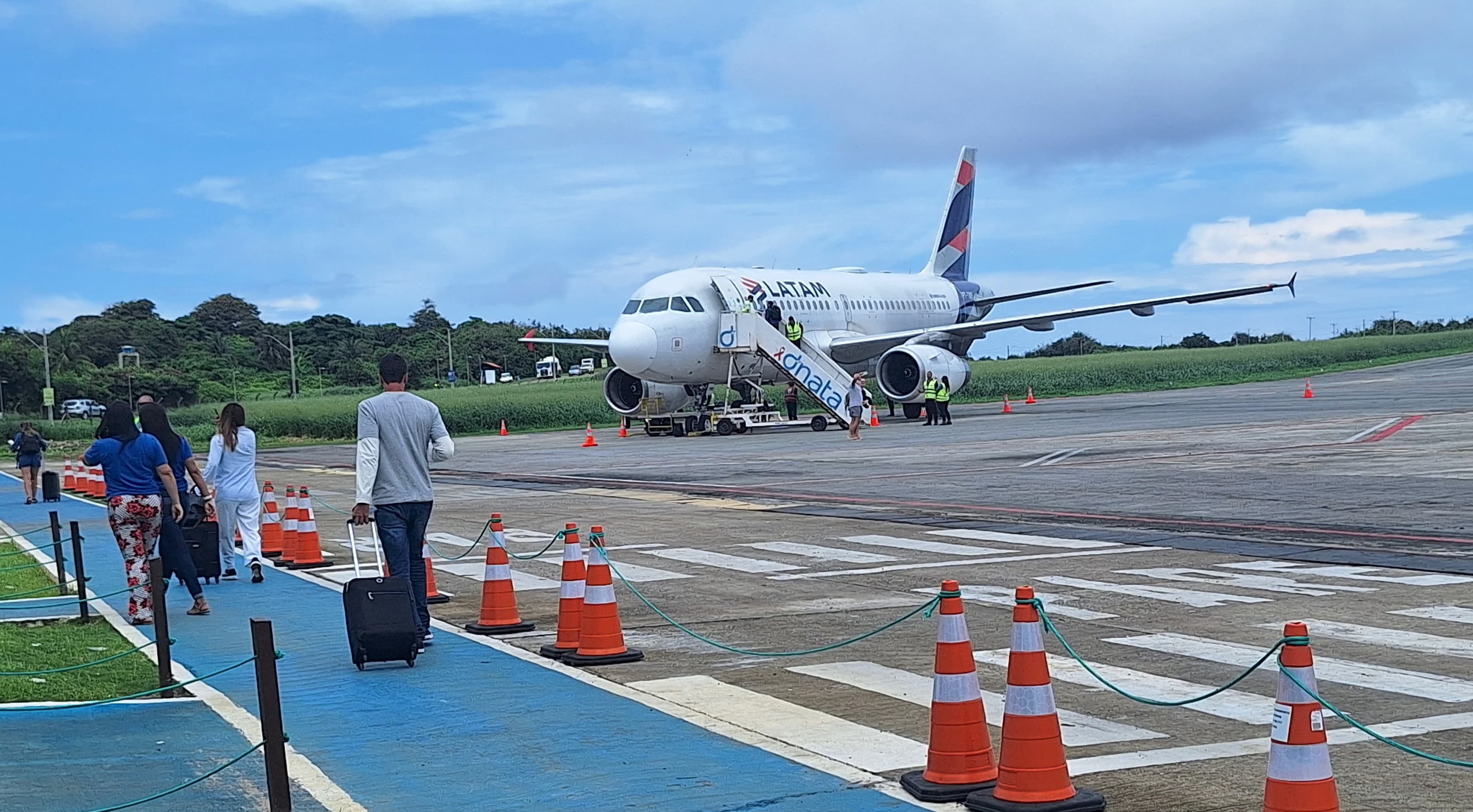 Avião da Latam faz resgate de 144 passageiros 'presos' em Noronha após proibição de voos da Voepass