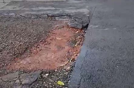 Moradores alertam sobre risco de acidentes gerado por buraco em rua de Santa Bárbara d'Oeste