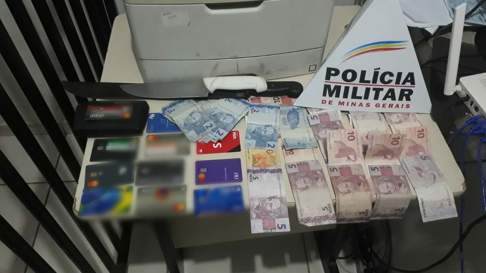 Polícia apreendeu dinheiro e diversos cartões — Foto: Polícia Militar/Divulgação