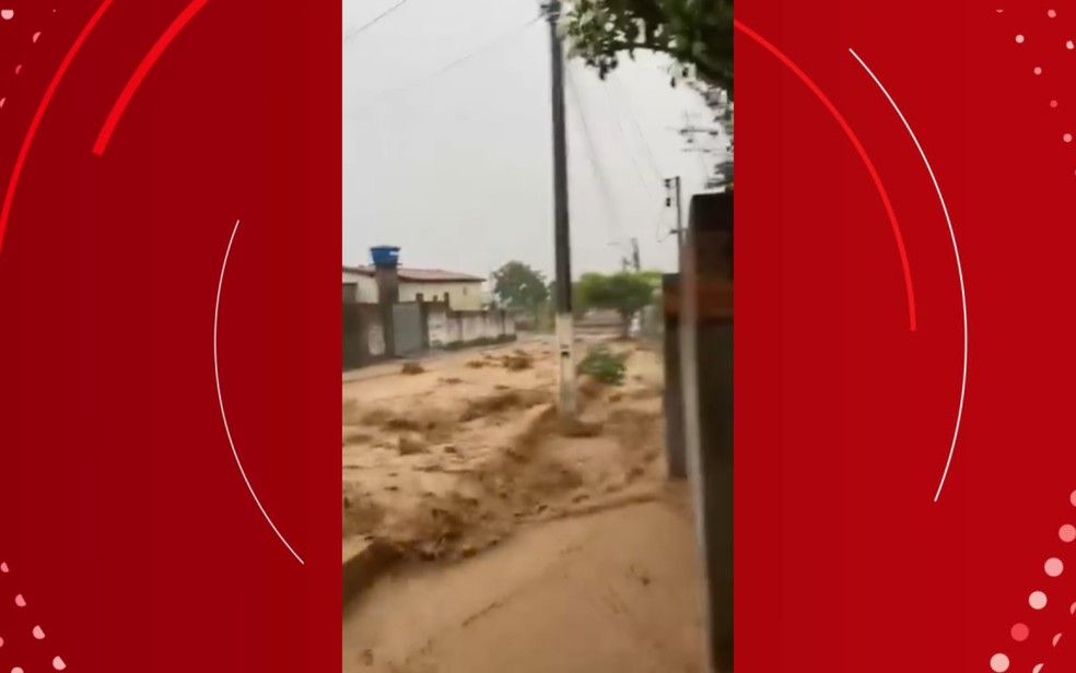 Enxurrada invade ruas de Brejões, no interior da Bahia — Foto: Reprodução/Redes Sociais
